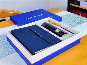 第一中學(xué)定制學(xué)校禮品：藍(lán)色禮盒，實(shí)用與紀(jì)念的完美結(jié)合