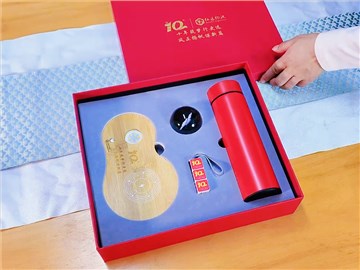 仁達物流定制周年紀念品：紅色禮盒，實用與創(chuàng)意的完美結合