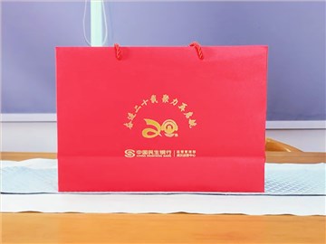 民生銀行定制周年紀(jì)念禮品：紅色禮盒，傳承與實用的象征