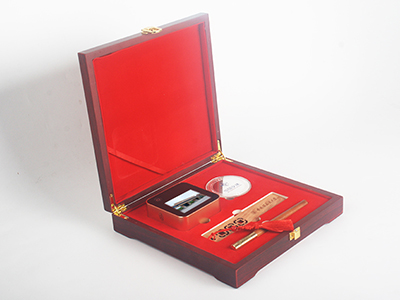 景德鎮(zhèn)陶瓷大學(xué)110周年校慶禮品方案。