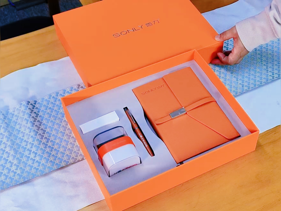 設(shè)備公司會議伴手禮：橙色禮盒，點(diǎn)亮?xí)h記憶的每一個瞬間