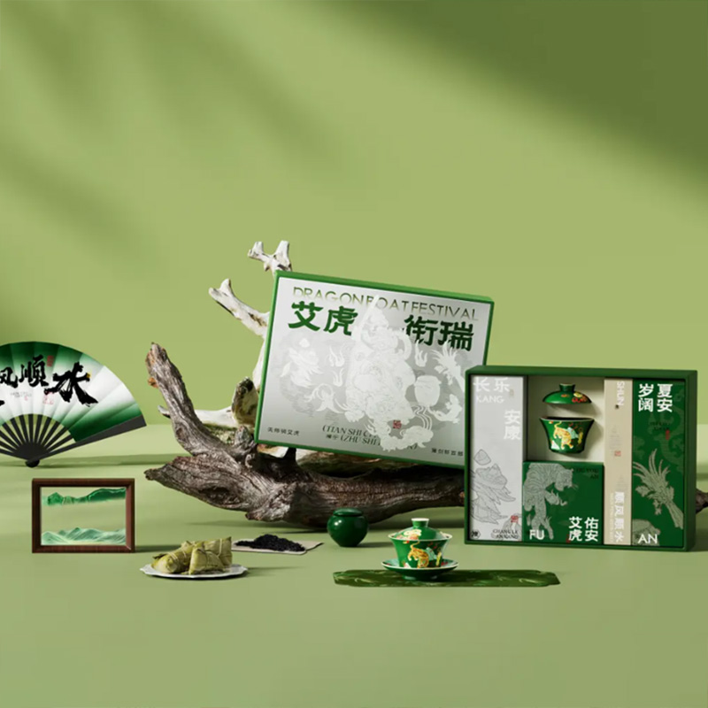 【艾虎銜瑞】2025端午創(chuàng)意禮盒 粽茶X4+三才蓋碗套裝+陶瓷茶葉罐+絹布折扇+織錦茶席+流沙藝術(shù)擺件 端午福利禮品 【艾虎銜瑞】2025端午創(chuàng)意禮盒 粽茶X4+三才蓋碗套裝+陶瓷茶葉罐+絹布折扇+織錦茶席+流沙藝術(shù)擺件 端午福利禮品
