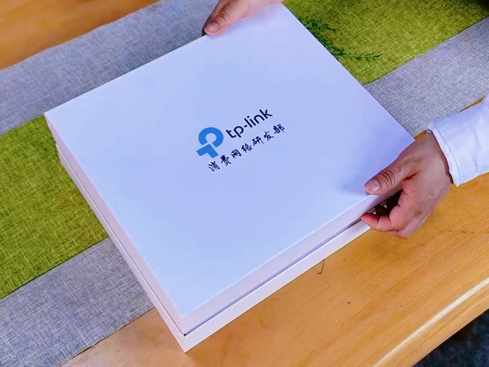 網(wǎng)絡(luò)通訊企業(yè)員工禮品，這份定制禮盒展現(xiàn)企業(yè)文化與關(guān)懷