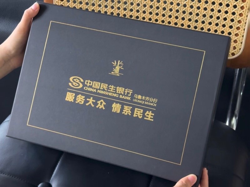 金融企業(yè)如何定制客戶伴手禮？這套黑色禮盒藏著專業(yè)感